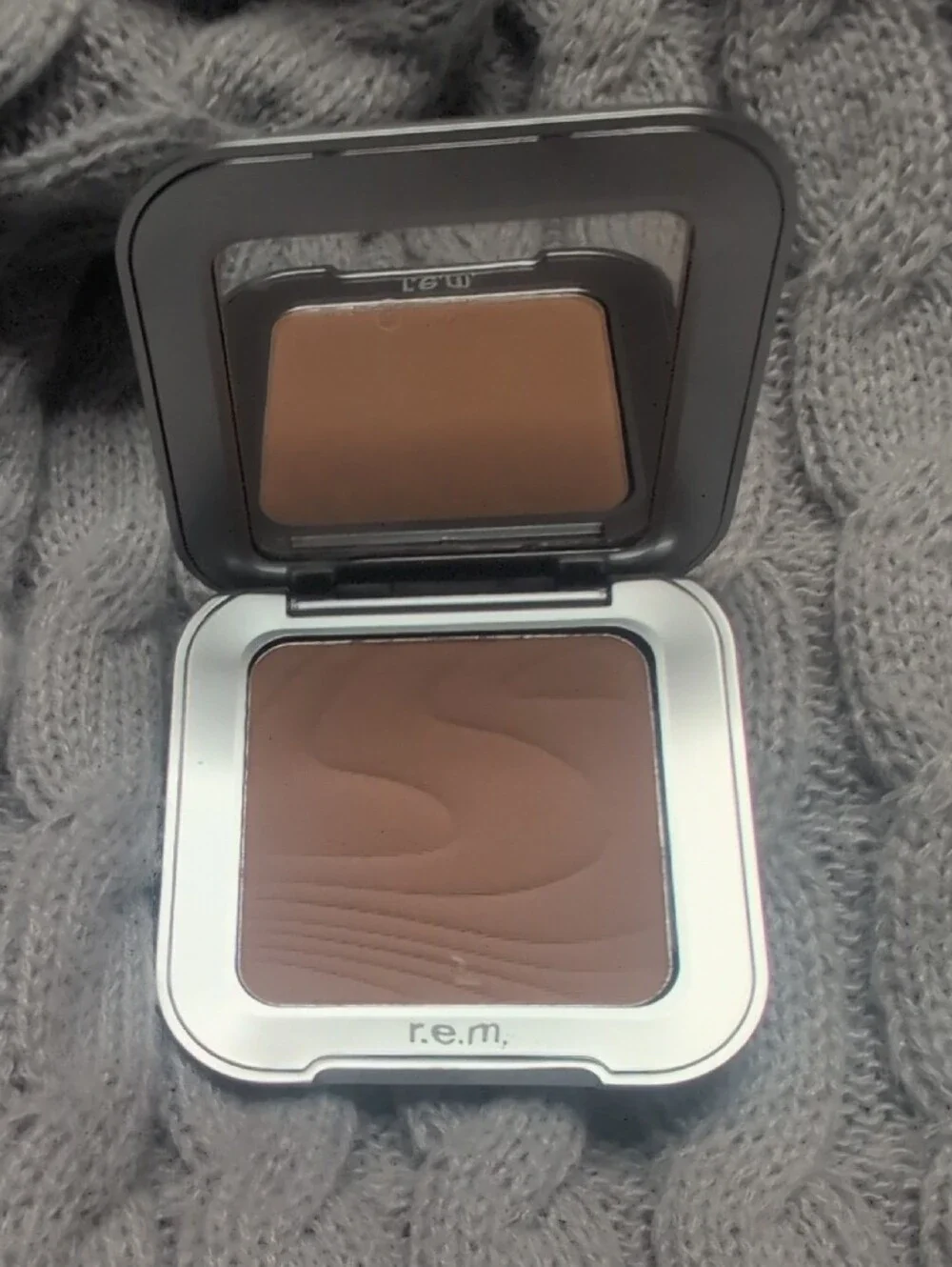 r.e.m. beauty Satin Matte Bronzer - Solar Storm (Gray)